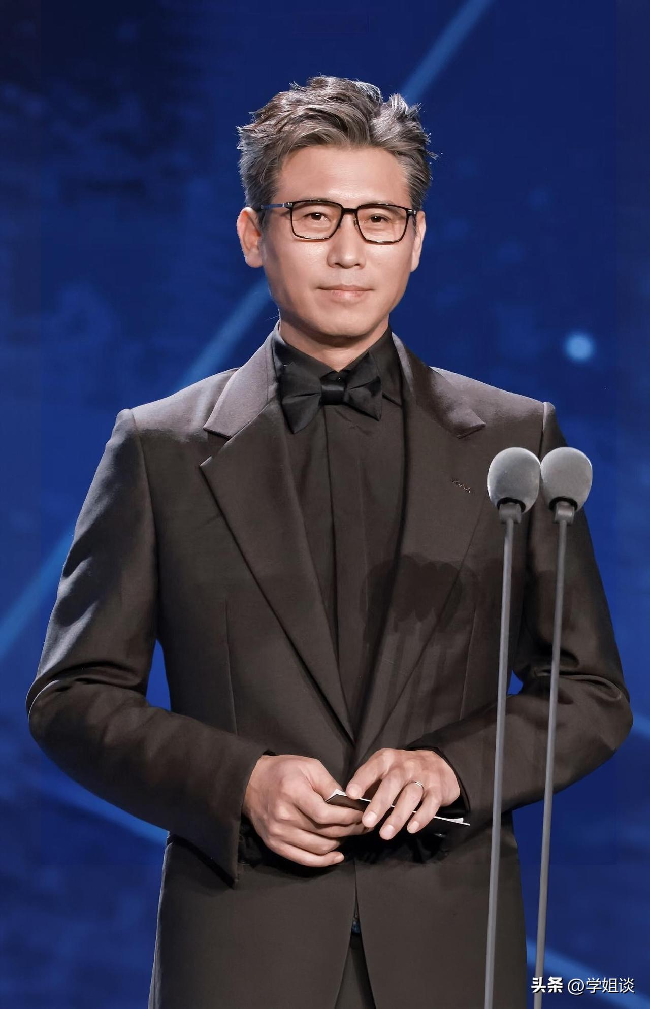 特地去查了一下李乃文，不查不知道，一查吓一跳，他真的很不容易。

51岁的他，有