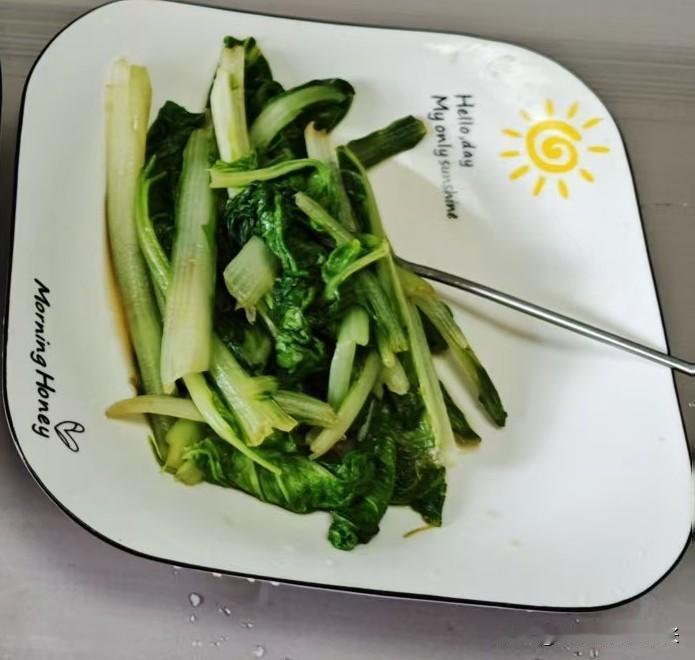异地女友来了，女生爱吃青菜跟水果，室友约会去了，他女友常吃的芥兰，他说清炒味道不