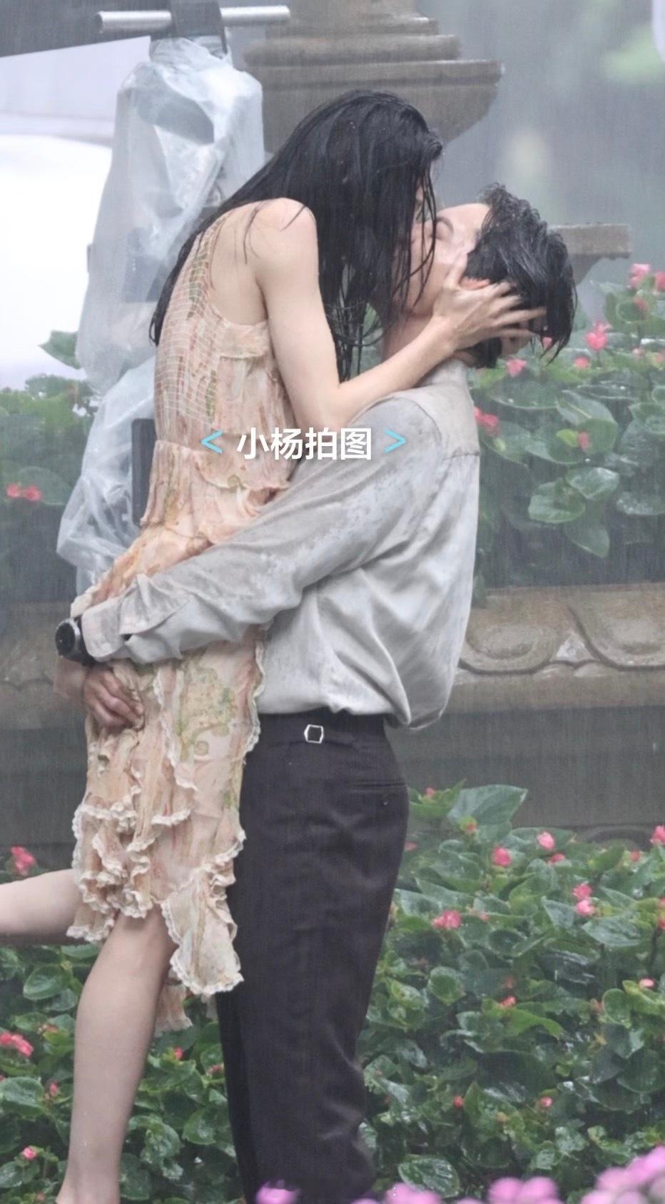 我想象中和爱人在雨中也是这样的陈伟霆钟楚曦雨中起舞陈伟霆钟楚曦爱情慢慢雨中拥吻