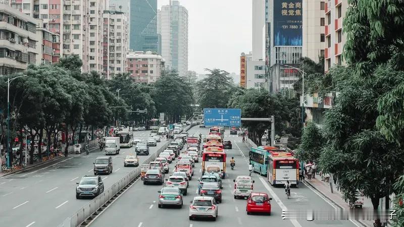 广州发生致4伤车祸 司机突发疾病 12月5日17时47分，广州花都花城北路发生一