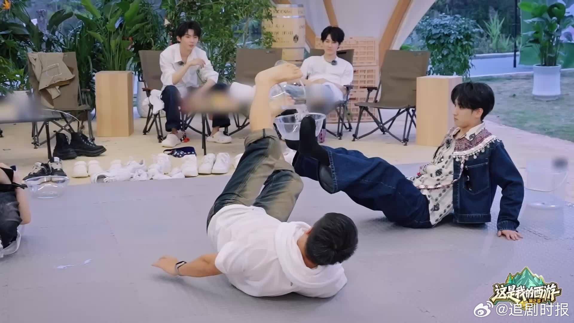 严浩翔的人体使用方式严浩翔丝滑转身顺利传水 严浩翔的人体使用方式，严浩翔丝滑转身