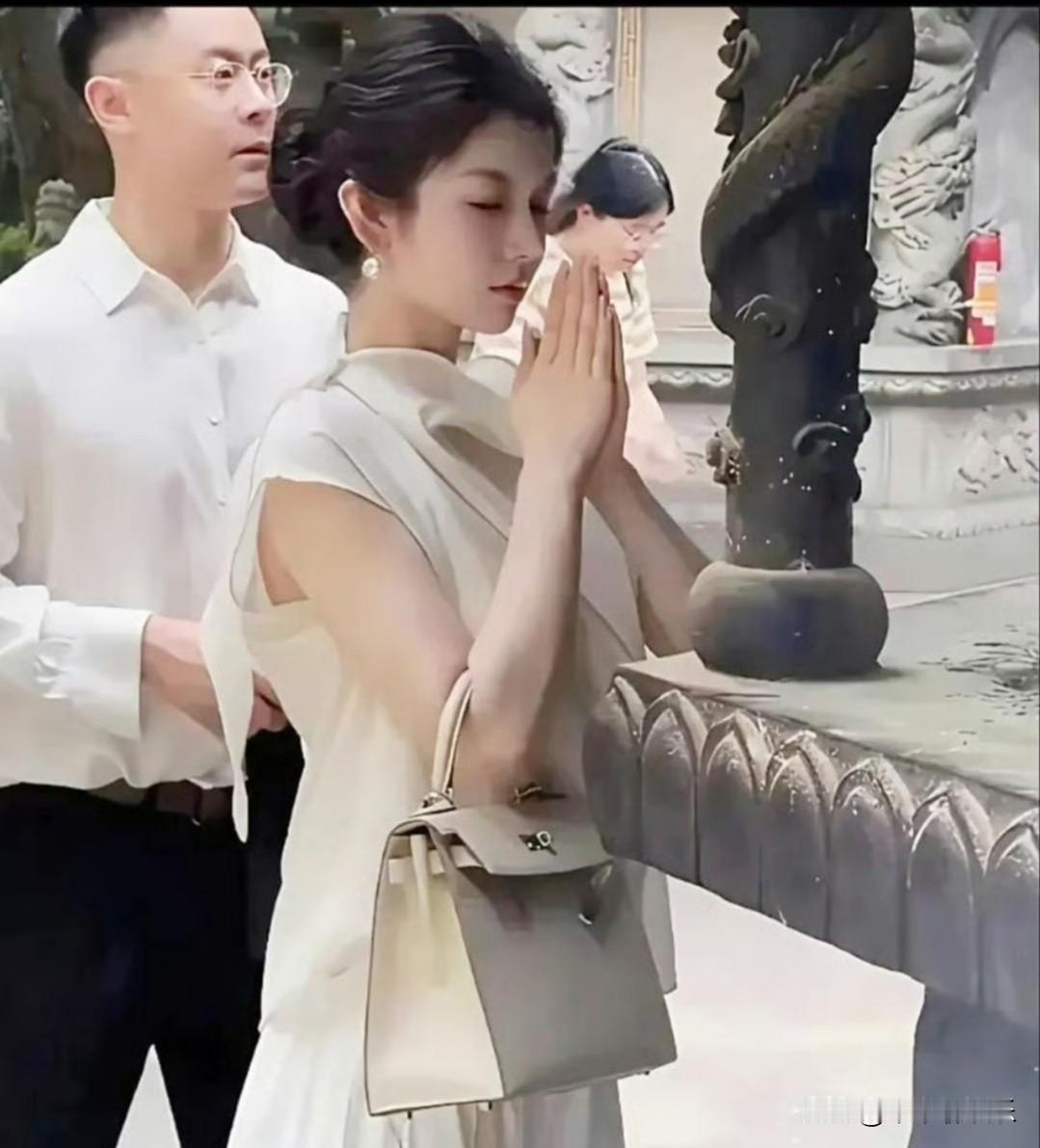 感觉她什么都不缺，在求啥呢？