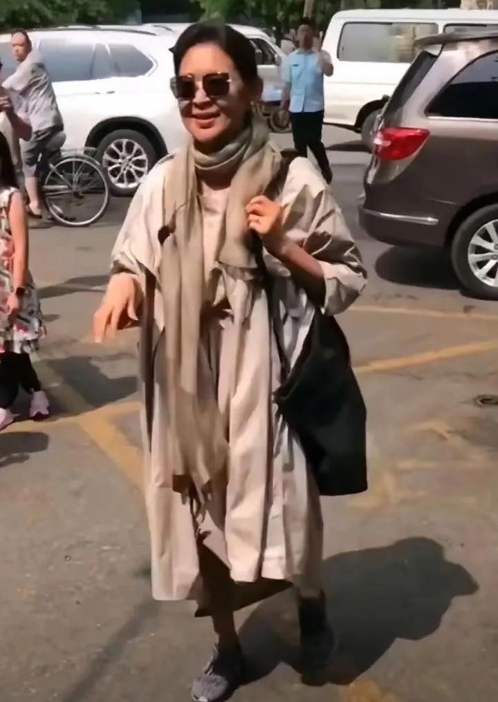 倪萍闪亮登场，后面的大爷看呆了，小哥也看懵了。大爷呆的是，这个大妈怎么跟他的广场