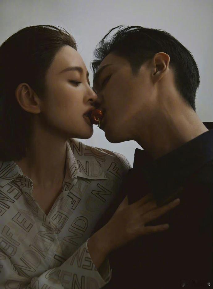 唐艺昕曾为爱改名，与张若昀名呼应。两人名均含草字头和日字旁，天造地设，浪漫至极[