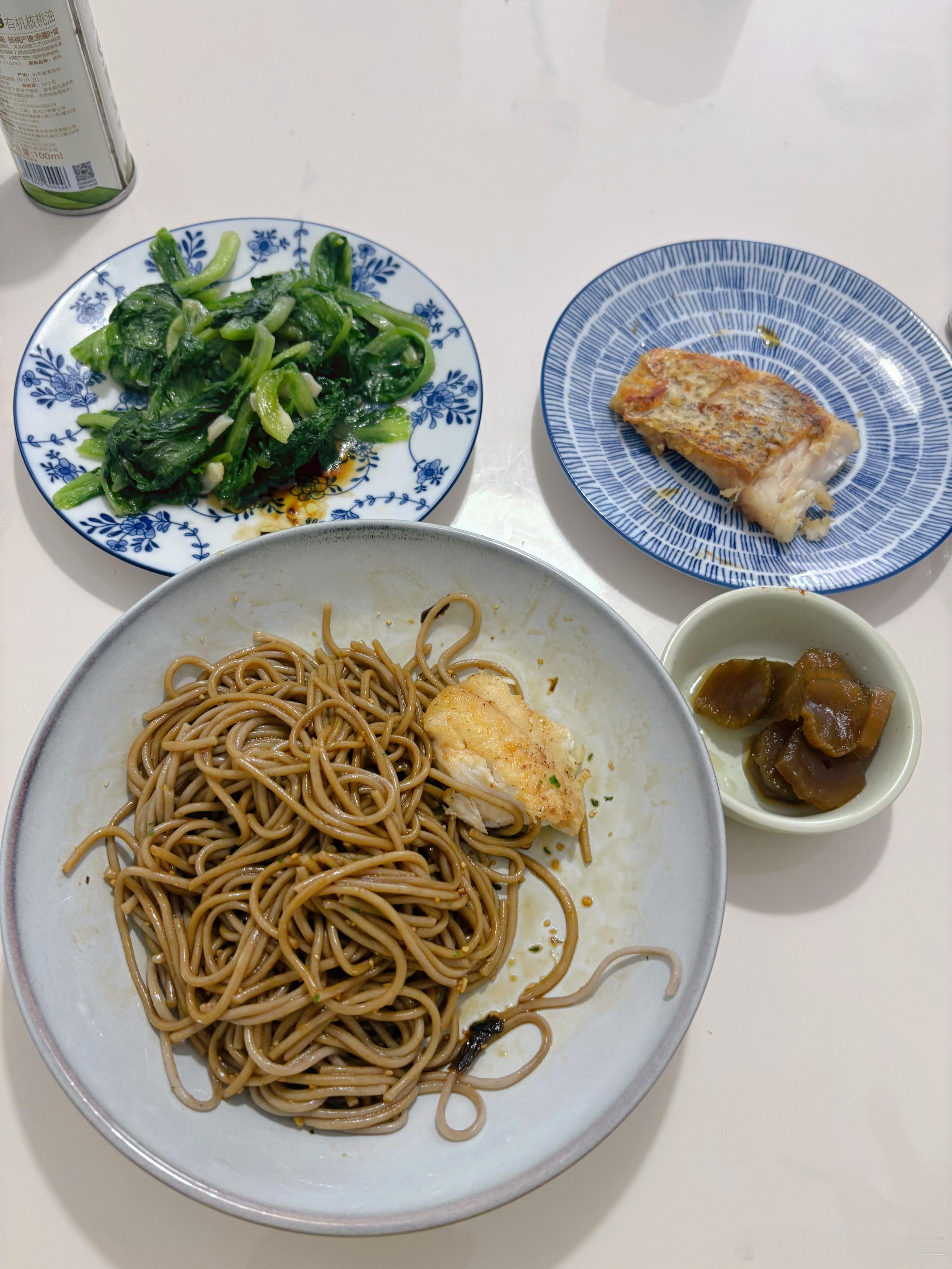 刚打羽毛球回来，三菜一面 
