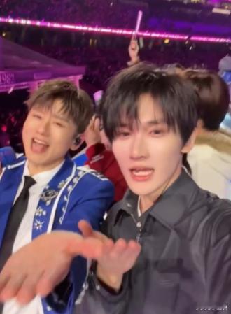 余宇涵三代第一个登上鸟巢舞台张杰余宇涵同框 同框画面太养眼，余宇涵长相俊朗帅气，