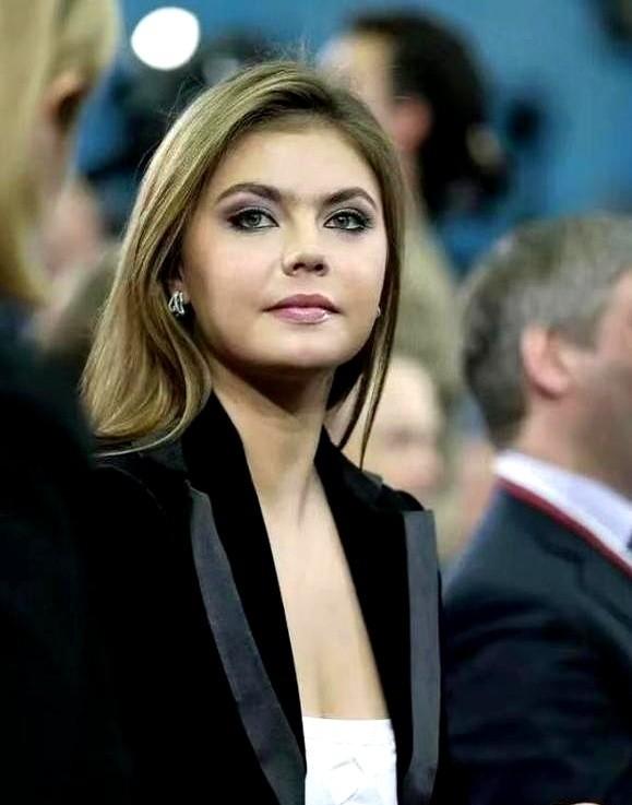 西方那帮搞情报的，估计半夜做梦都能笑出声。普京都73岁了，还在国际镜头前大咧咧提