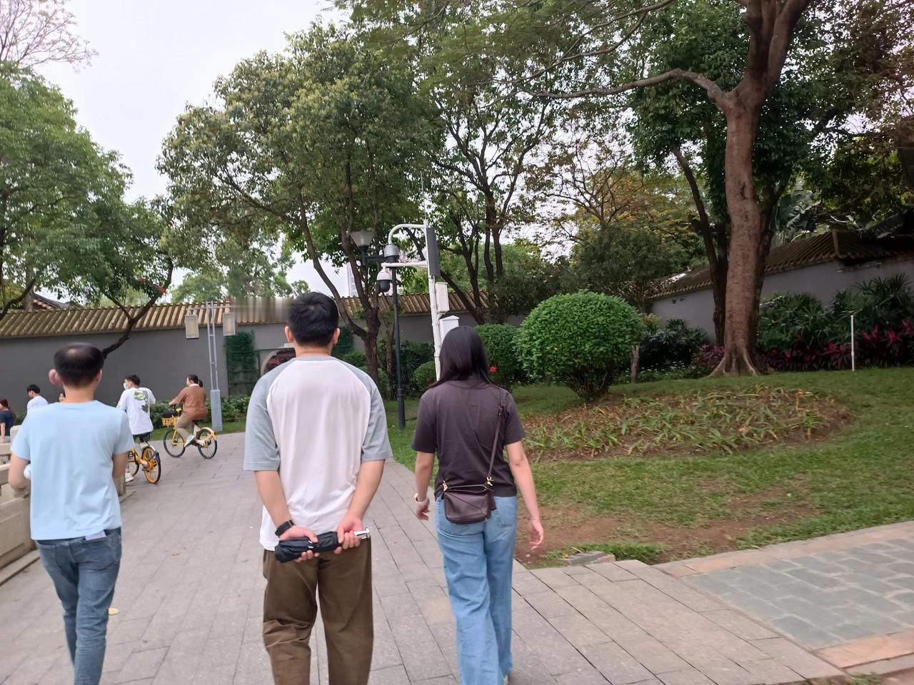 晒一张外出游玩照
顺德顺风山公园
山清水秀
风景优美
闲暇之余去溜达溜达一哈
挺