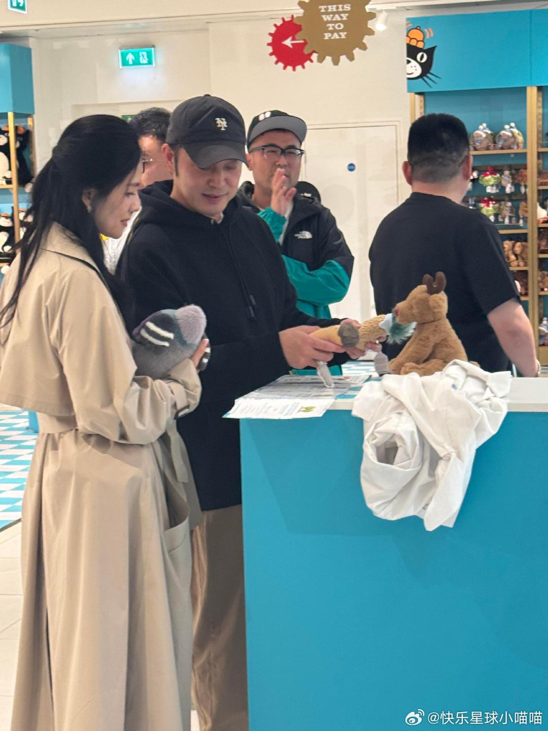 伦敦JellyCat偶遇沙溢胡可网友在伦敦JellyCat偶遇沙溢胡可，胡可完全