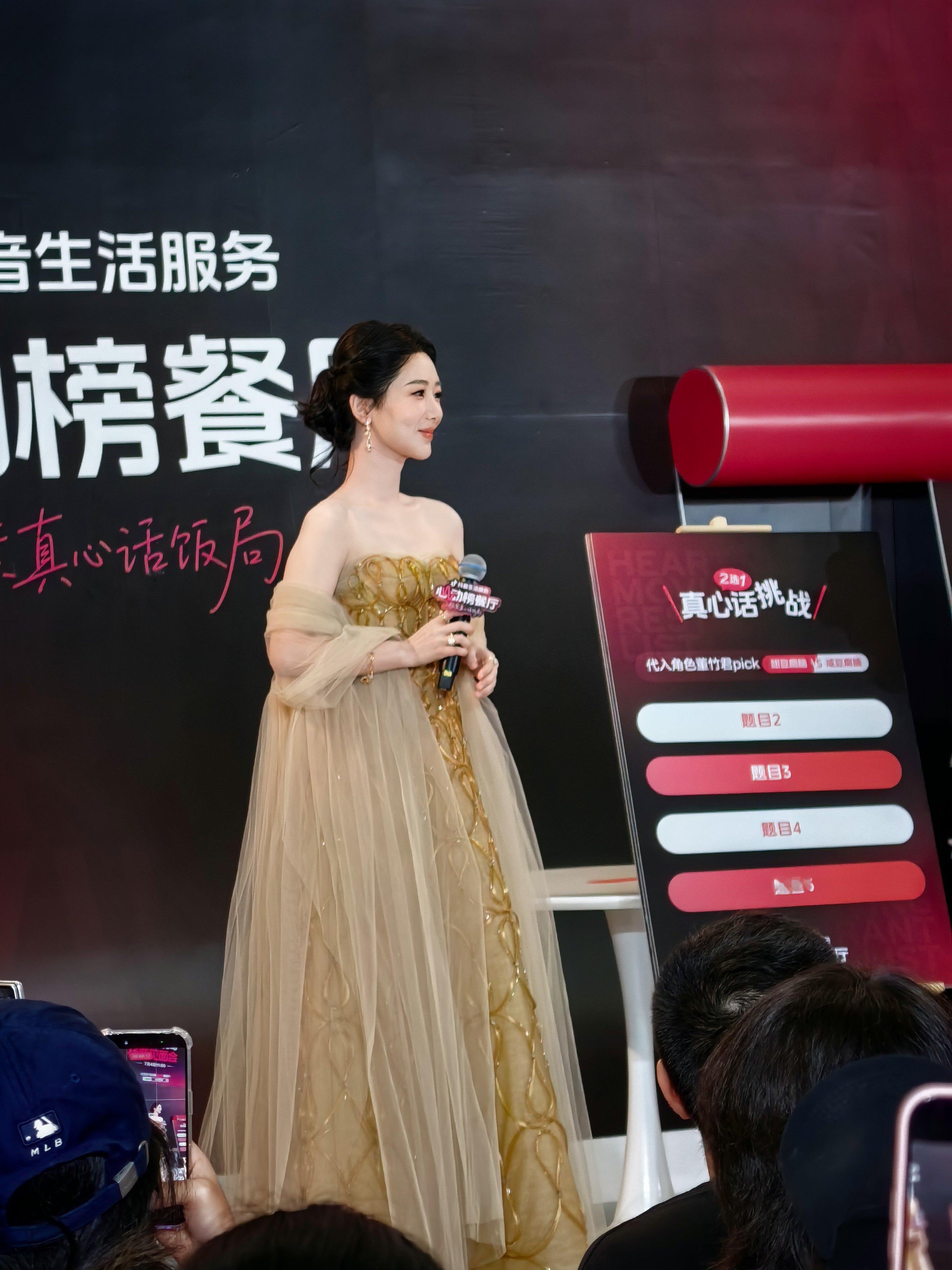 我要爱演员杨紫一辈子，这卓越的天鹅颈和肩背线条，又美又白又嫩，体态大师还这么会演