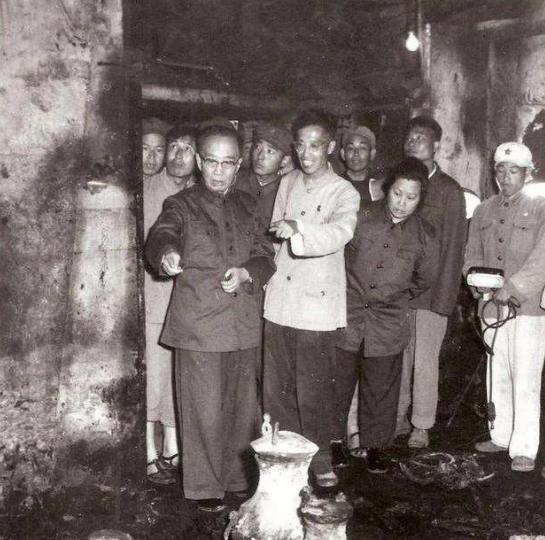 1956年，郭沫若一意孤行挖掘定陵，却因准备不足引发一场文物浩劫，皇帝龙袍一秒变