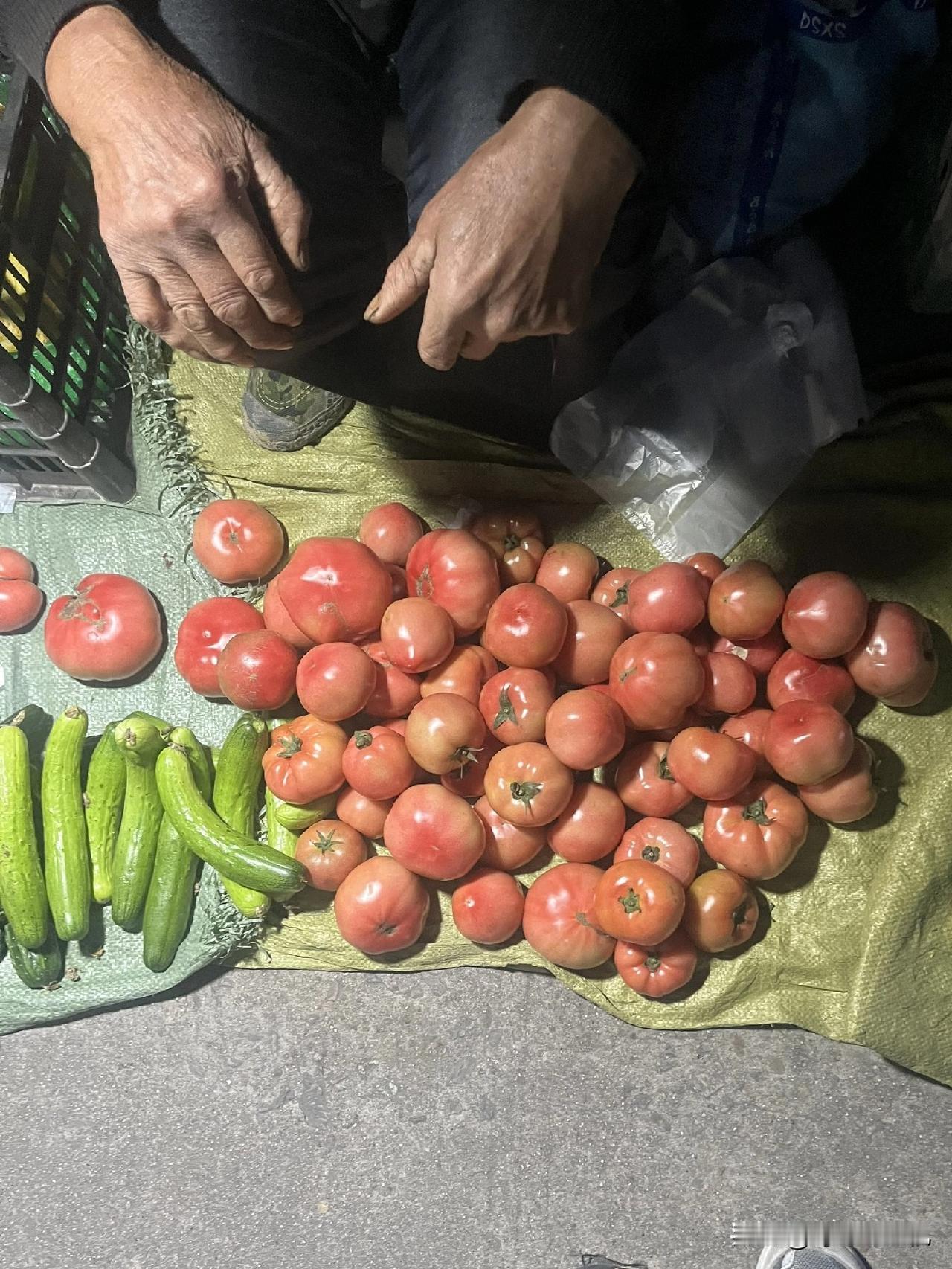 每次都买叔叔的西红柿，烧西红柿汆肉汤很好喝[呲牙][呲牙][呲牙]