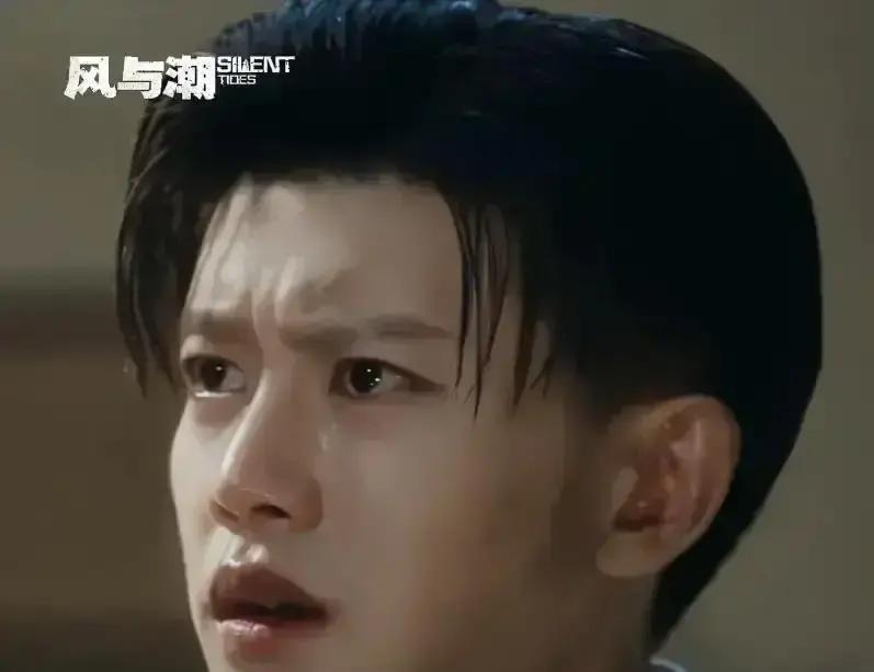 今年奢牌选人，画风突变！
 
没追顶流小花，反而把宝押在任嘉伦身上。
 
《烈焰