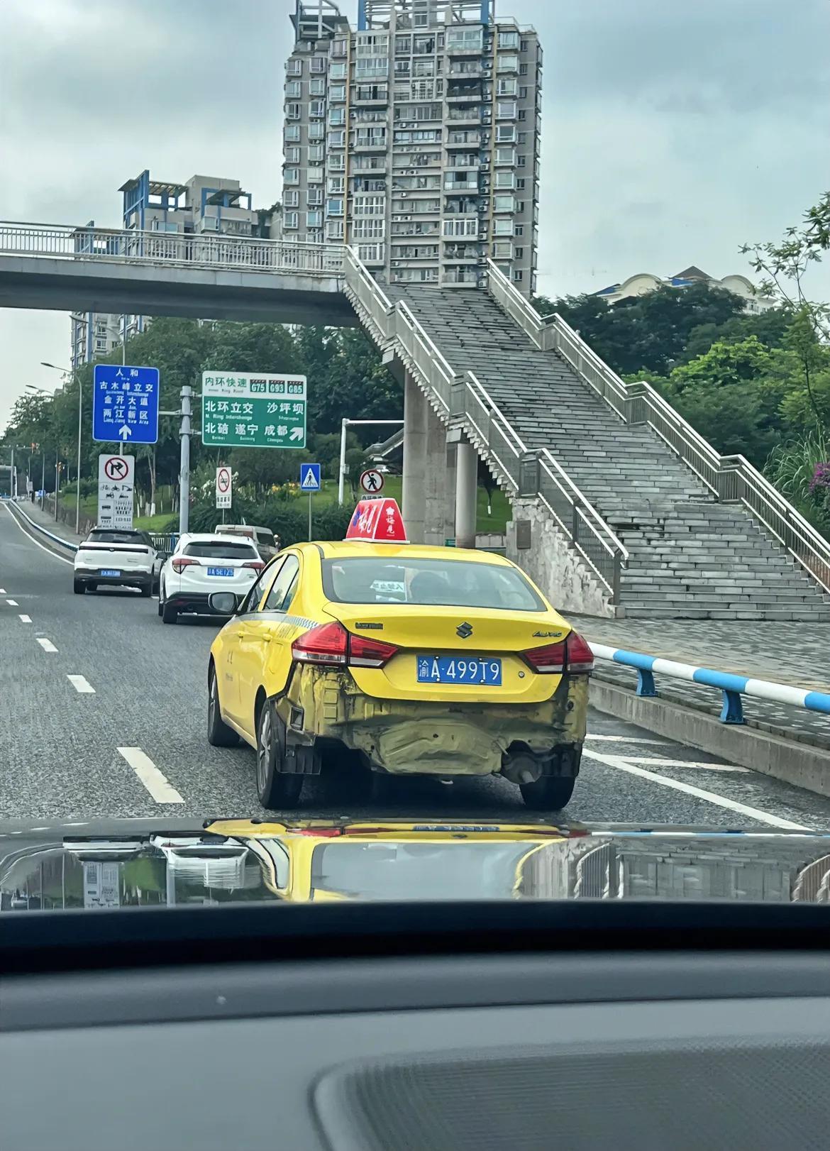 重庆人是真的豁达乐观！即使这样也阻挡不了师父为生活奔波。所以说只要不影响安全，绝