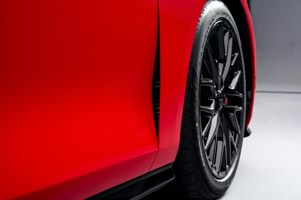 那双眼睛里，藏着一颗蓝色瞳孔
启境GT7的头灯设计，细看挺有戏。双横向日行灯把前