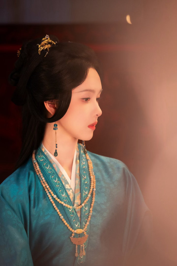 陈都灵上位者的权威给到夯剧集翘楚 楚朝拉拢大臣那场戏我反复看了好几遍。陈都灵的台