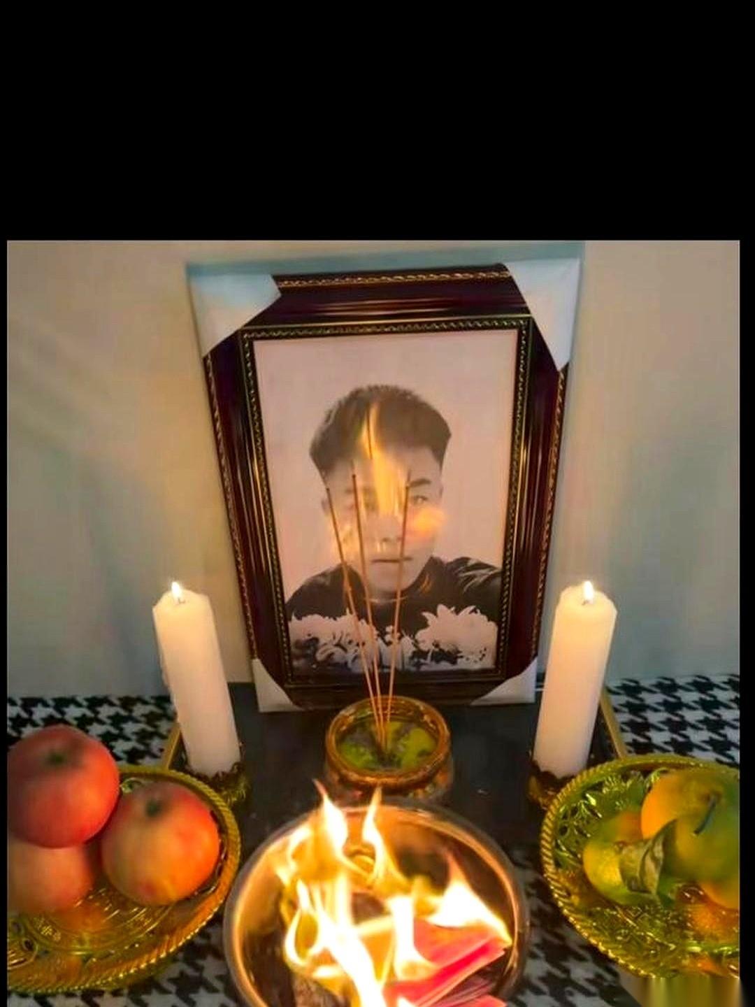 一个24岁的小伙子，把自己的黑白照片装裱起来，每天在跟前点蜡烛、烧纸钱祭拜自己，