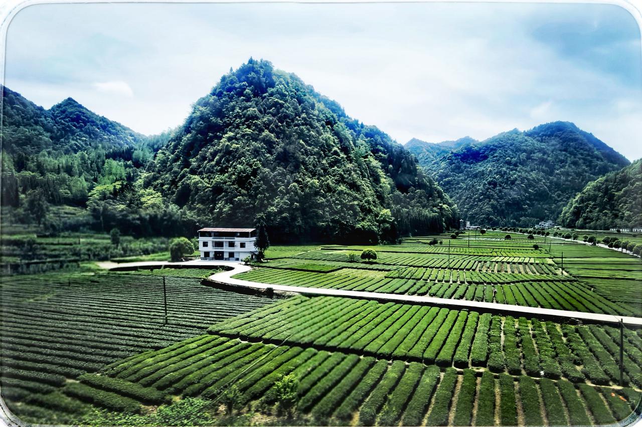 汉口至利川：高山间的民房之美
从汉口往利川的方向，列车穿梭在时光的回廊。而最美的