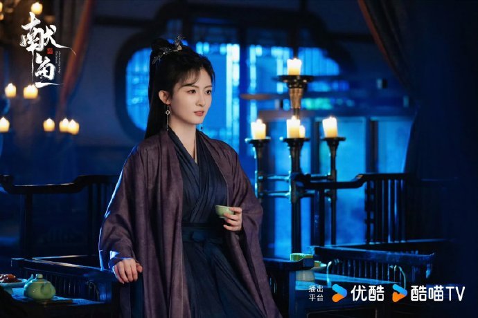 甜妹脸演白切黑的杀伤力 看着小彼岸从温柔变冷酷，仿佛换了个人，这种白切黑的演技杀