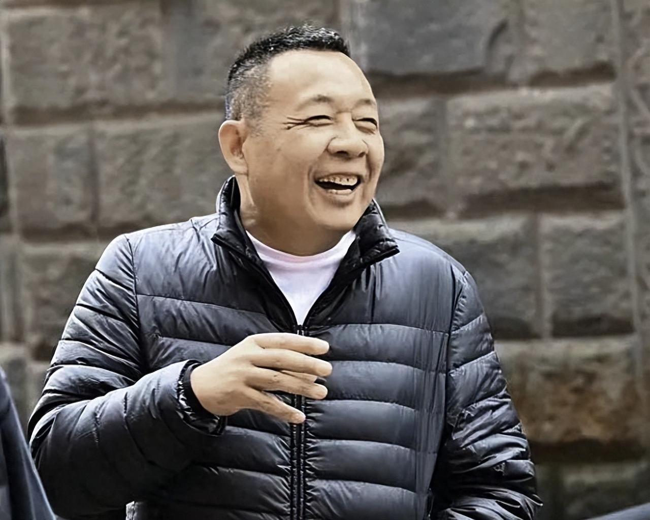 于东来退休前，悄悄做了一件让整个商界都看不懂的事。

胖东来宣布把近38亿资产分