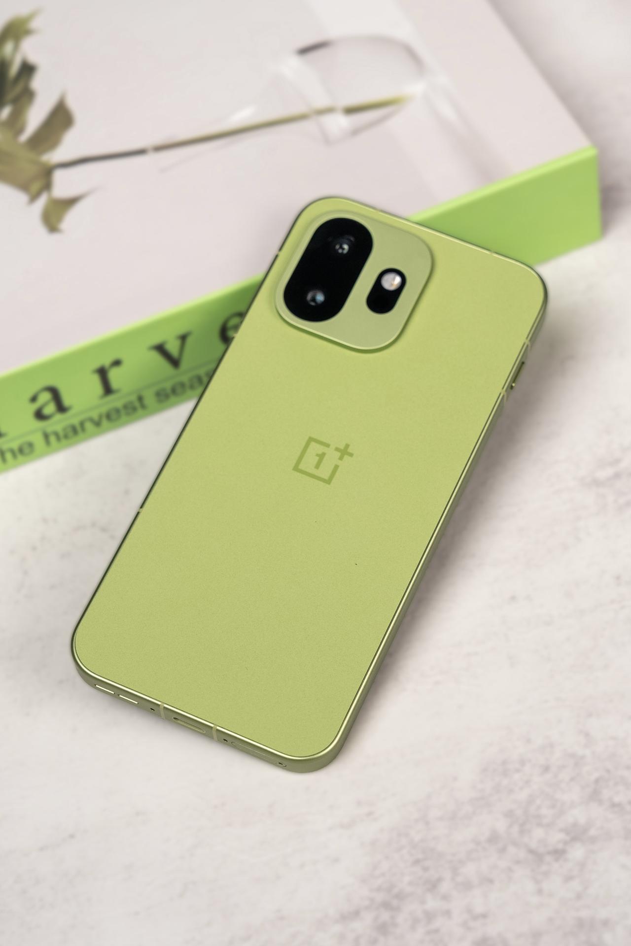 一加设计师简直是配色天花板，每次新配色都精准戳中审美点。

这次一加15T推出的