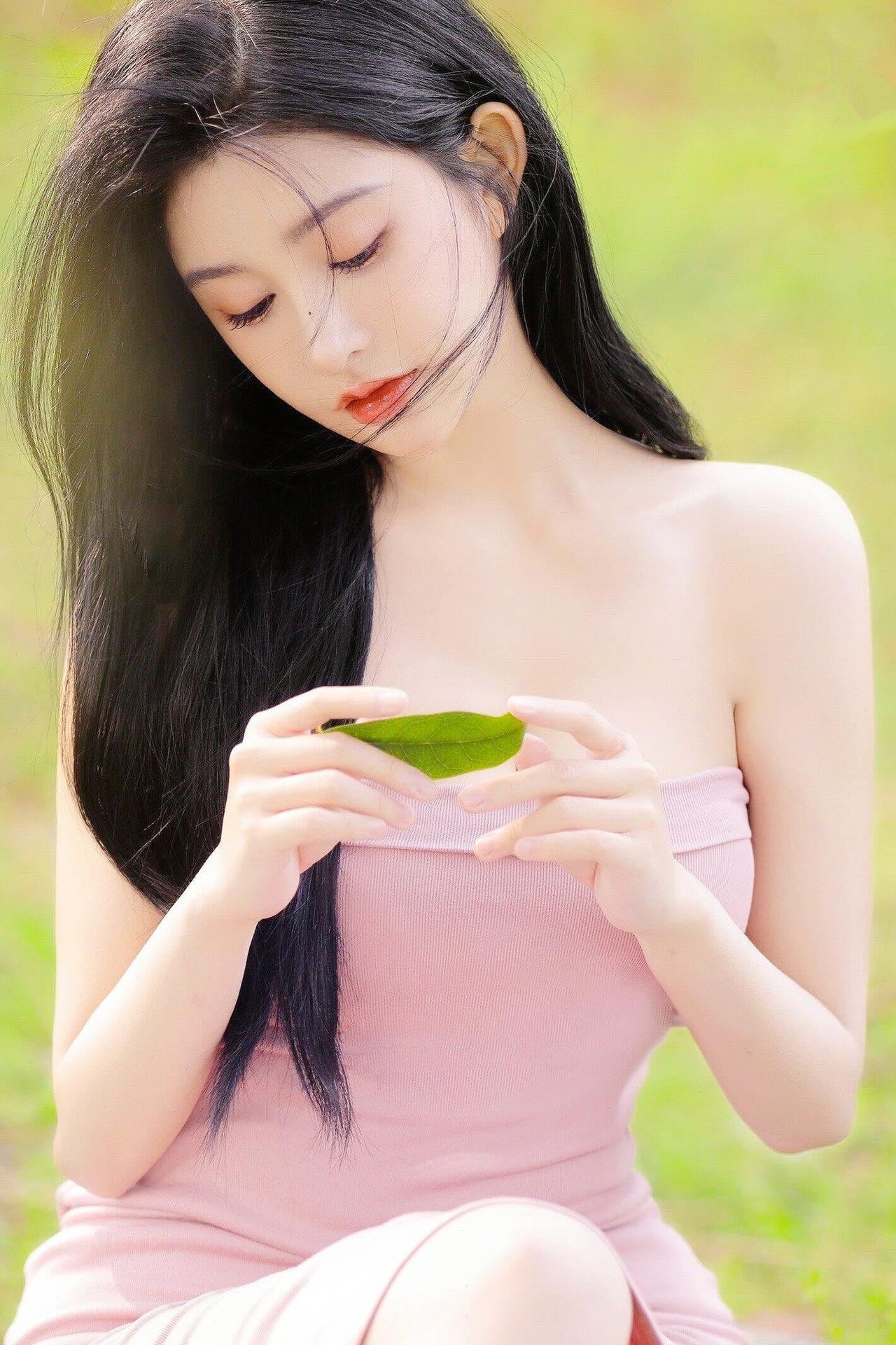 《粉裙凝翠》原创诗词 原创看图片配诗 
软粉裁裙裹素腰，翠阴摇影拂丝绦。
拈叶轻