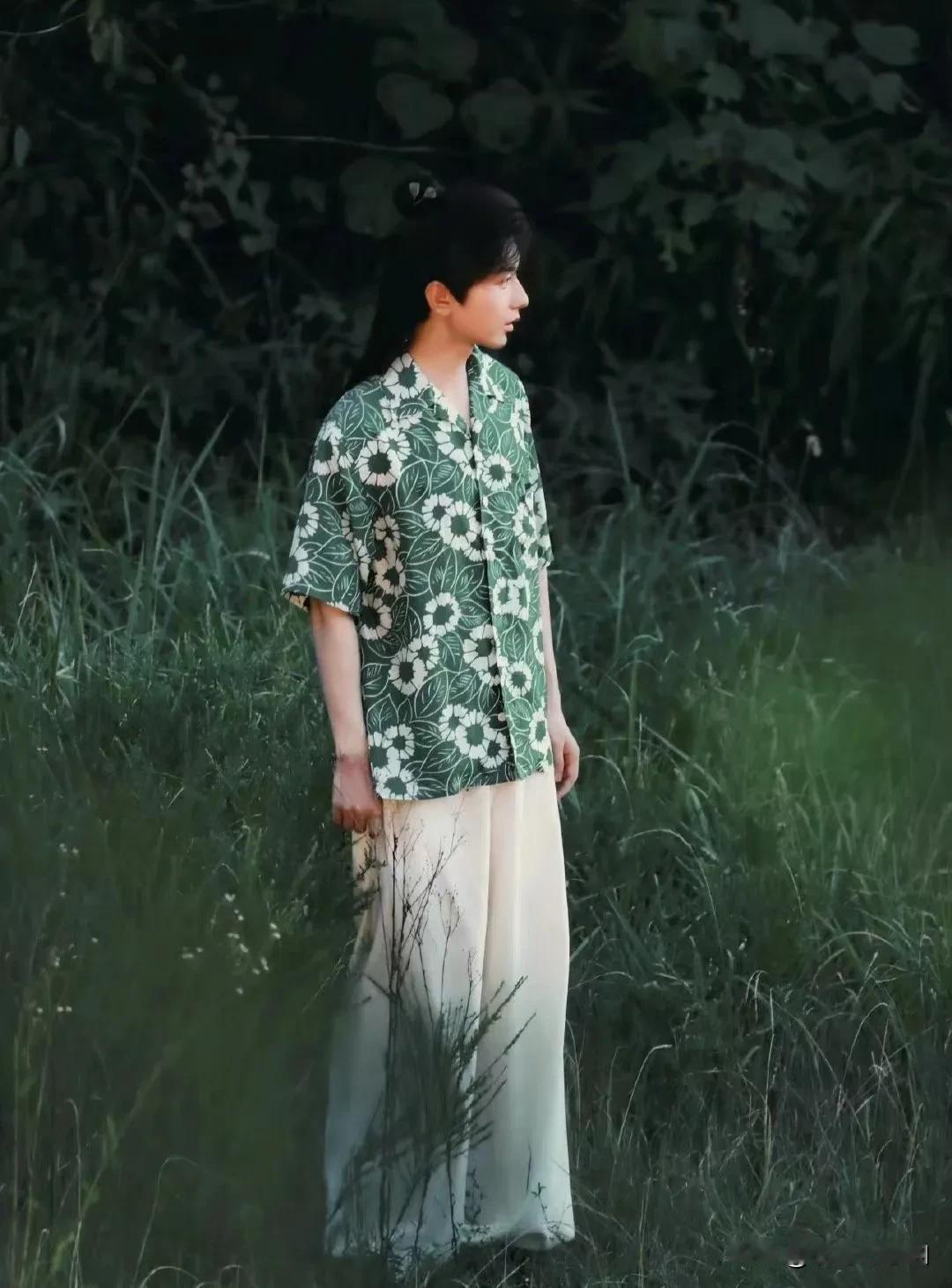 成毅戴着古装头套，身穿现代装的花衬衫，却毫无违和感，因为长得好看的人，都是宜古宜