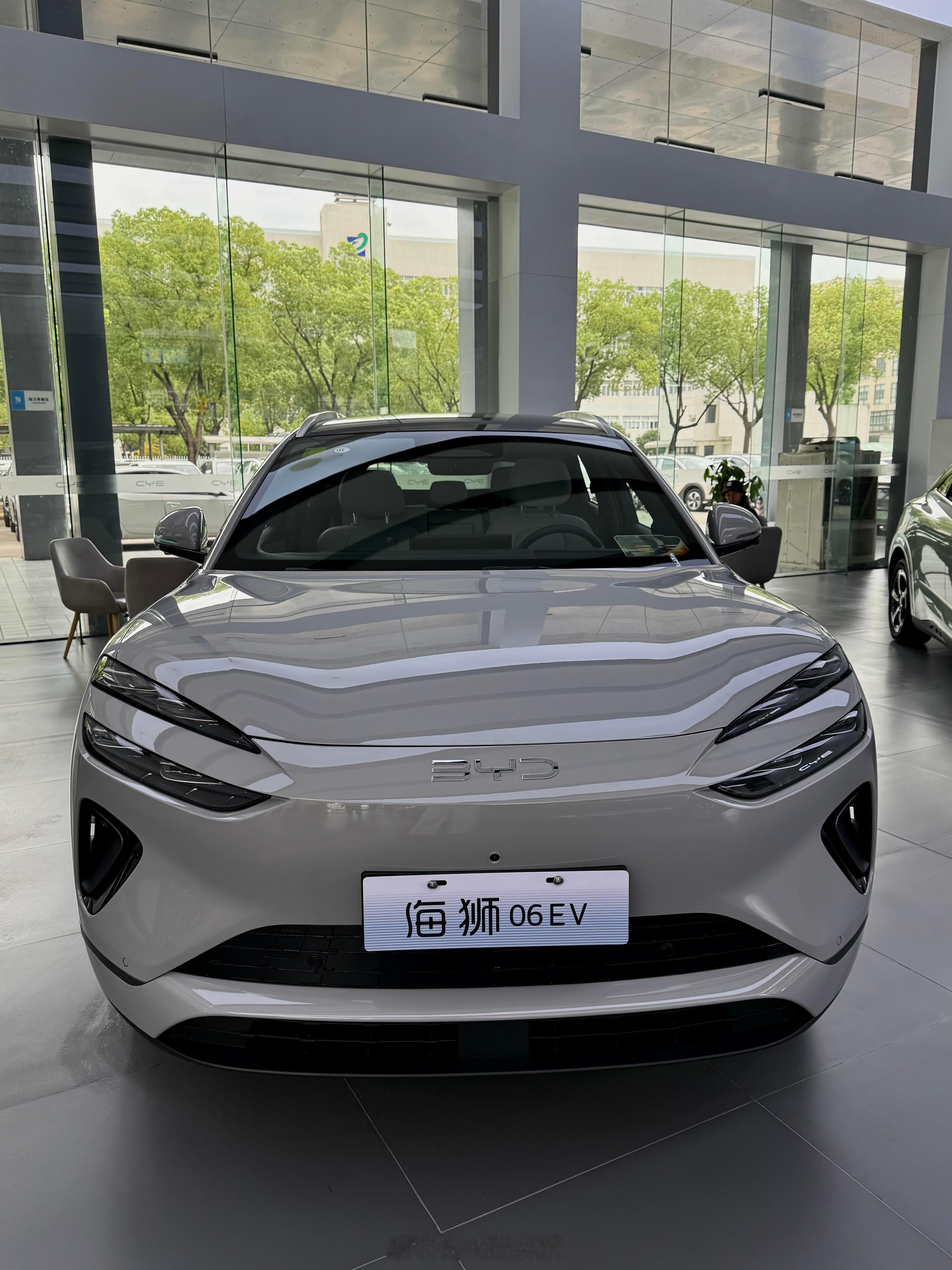 26英寸的W-HUD抬头显示真够大，开车时导航、车速信息直接投在前挡风玻璃上，不