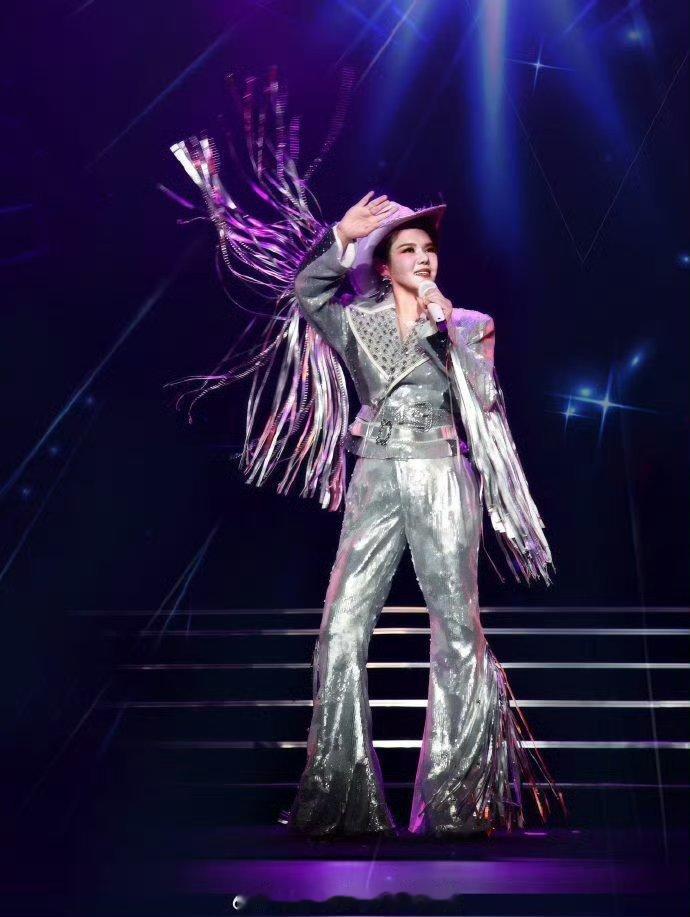 乌兰图雅 老马宝莉 追《乘风2026》被乌兰图雅的“老马宝莉”造型戳中的心巴!蓬