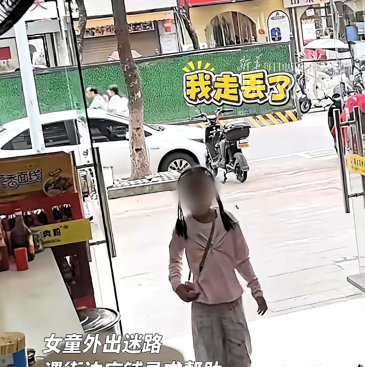 “爸爸还在看钓鱼吗？”湖北黄石6岁女孩被民警牵回时，这句话把老板娘逗笑。
半小时