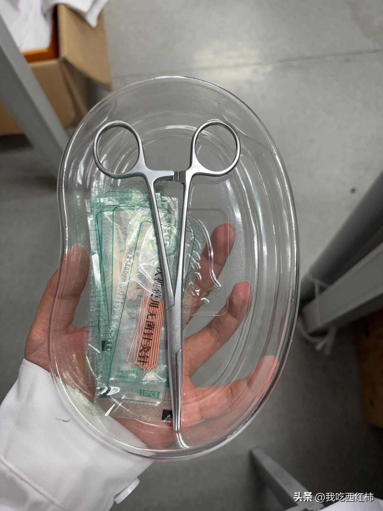 病房里，80岁阿婆搂着我哭着想妈妈
今天病房扎针，有一床插着胃管右侧肢体肌力为0