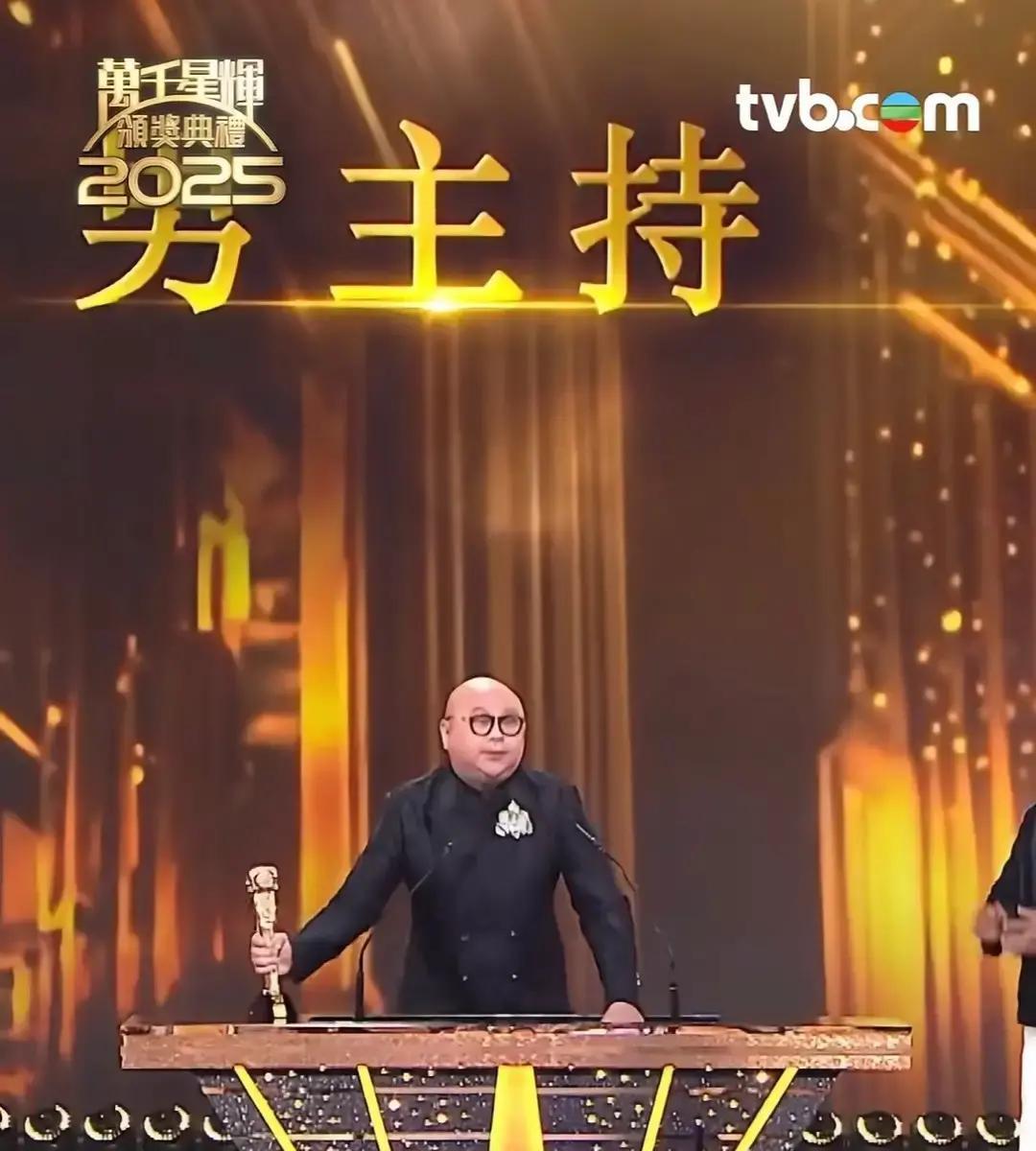 奖杯当场碎成渣
 
林盛斌刚把最佳男主持抱怀里，底座啪一声断成两截，白色石膏碎得