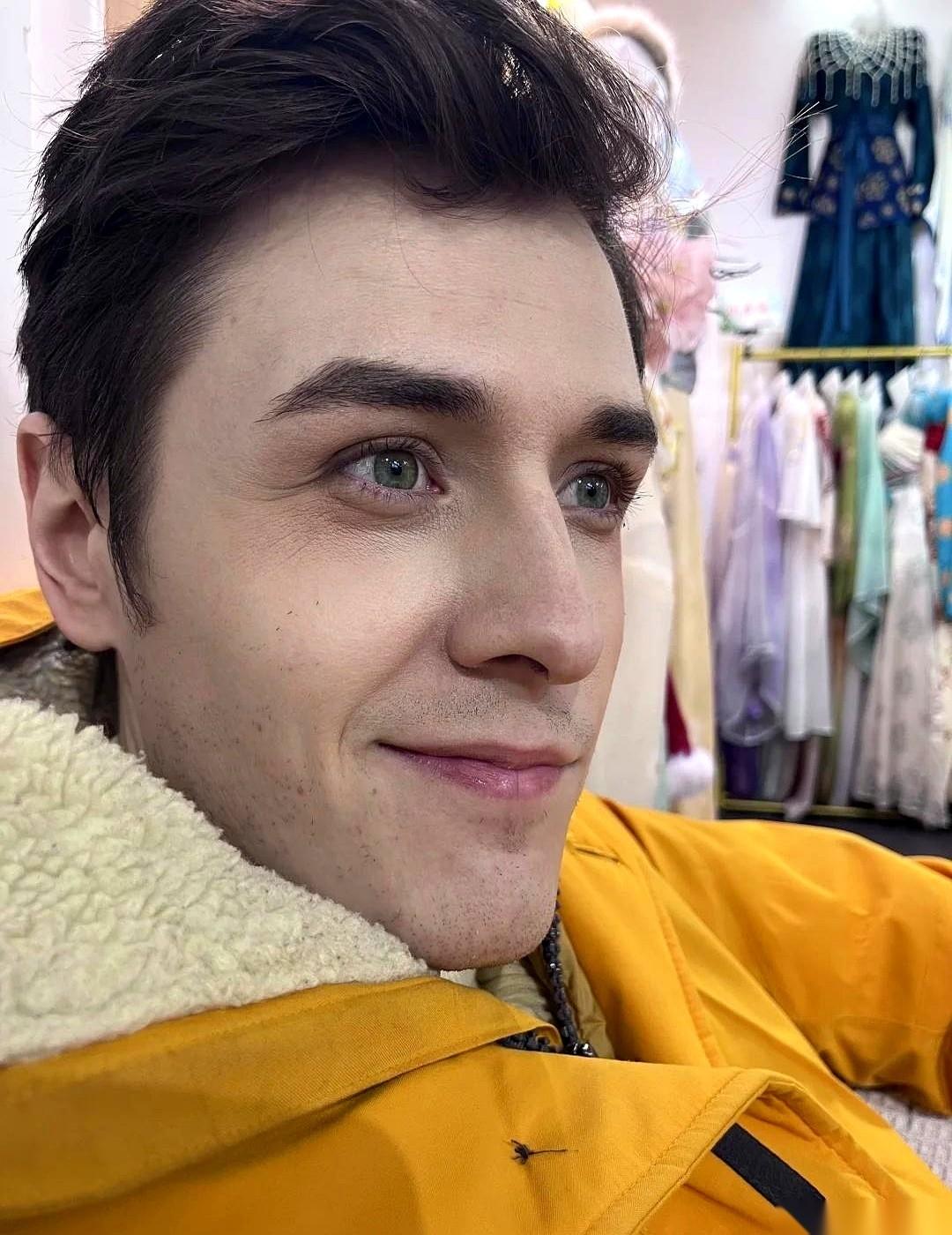 我一法国人，跑到上海来。
有人告诉我，我们总统马克龙，在这边巨受欢迎。
我？？？