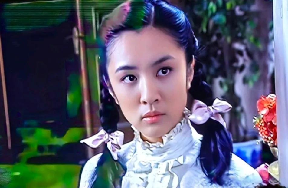 王晓晨的变化还是挺大的。都说红气养人。以前的她看着没有现在时尚，皮肤也没有现在白