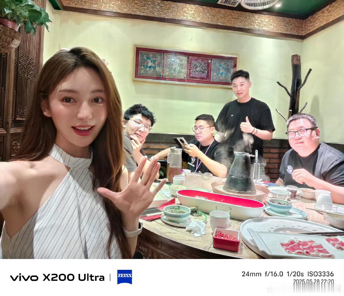 晚上厚着脸皮来蹭霍爷的火锅局[哈哈][哈哈]我车坐反了，迟到了会儿到了之后三位老