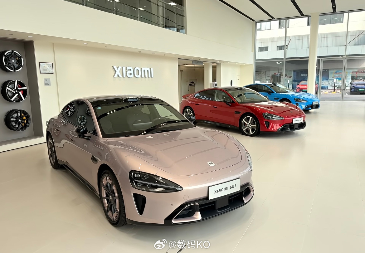 新一代小米su7 鎏金粉、赤焰红、卡布里蓝同框，含金量不言而喻，你最喜欢哪个配色