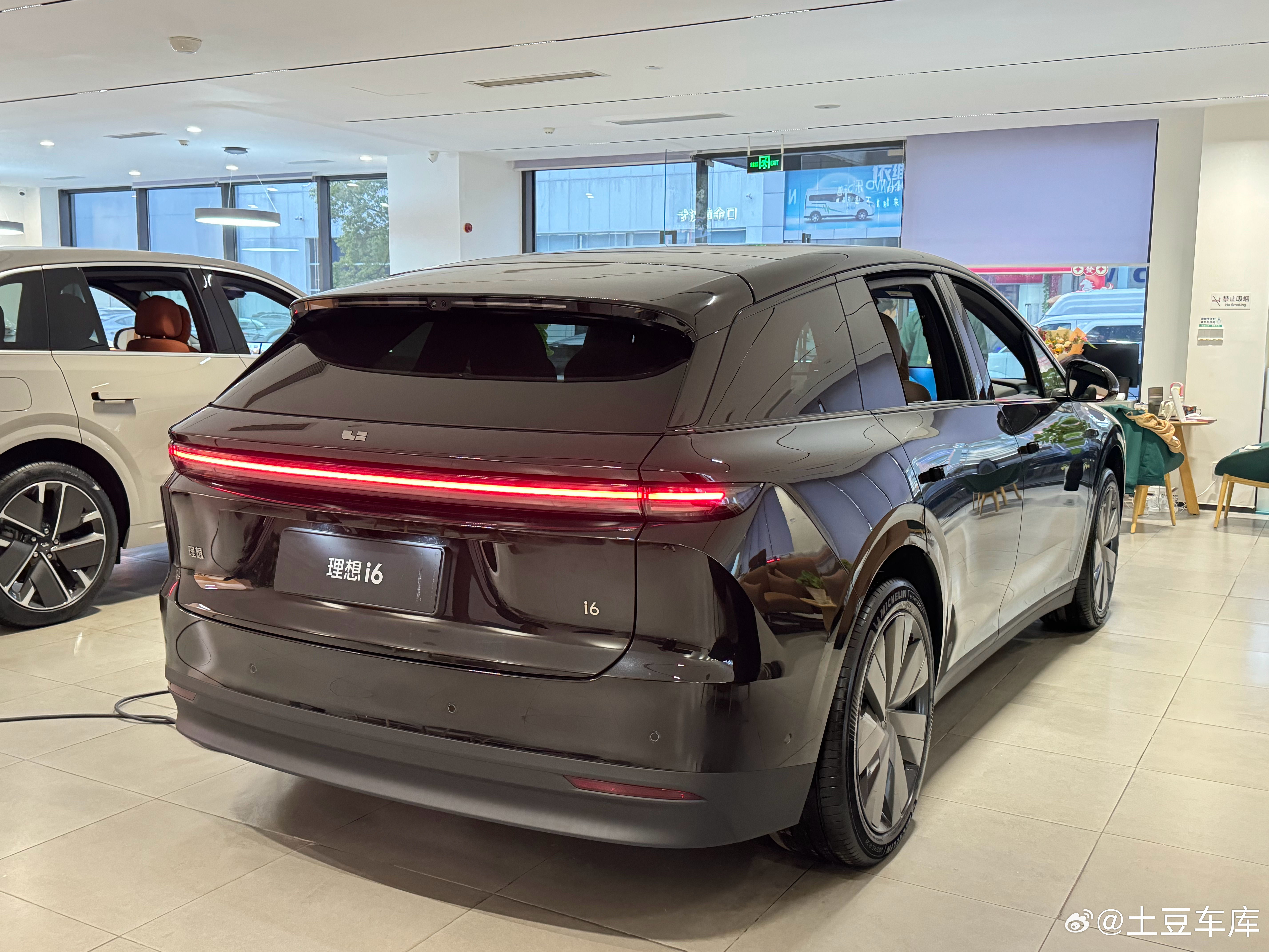 理想i6黑色真少见在路上基本上白色最多因为不用选配 不加钱 