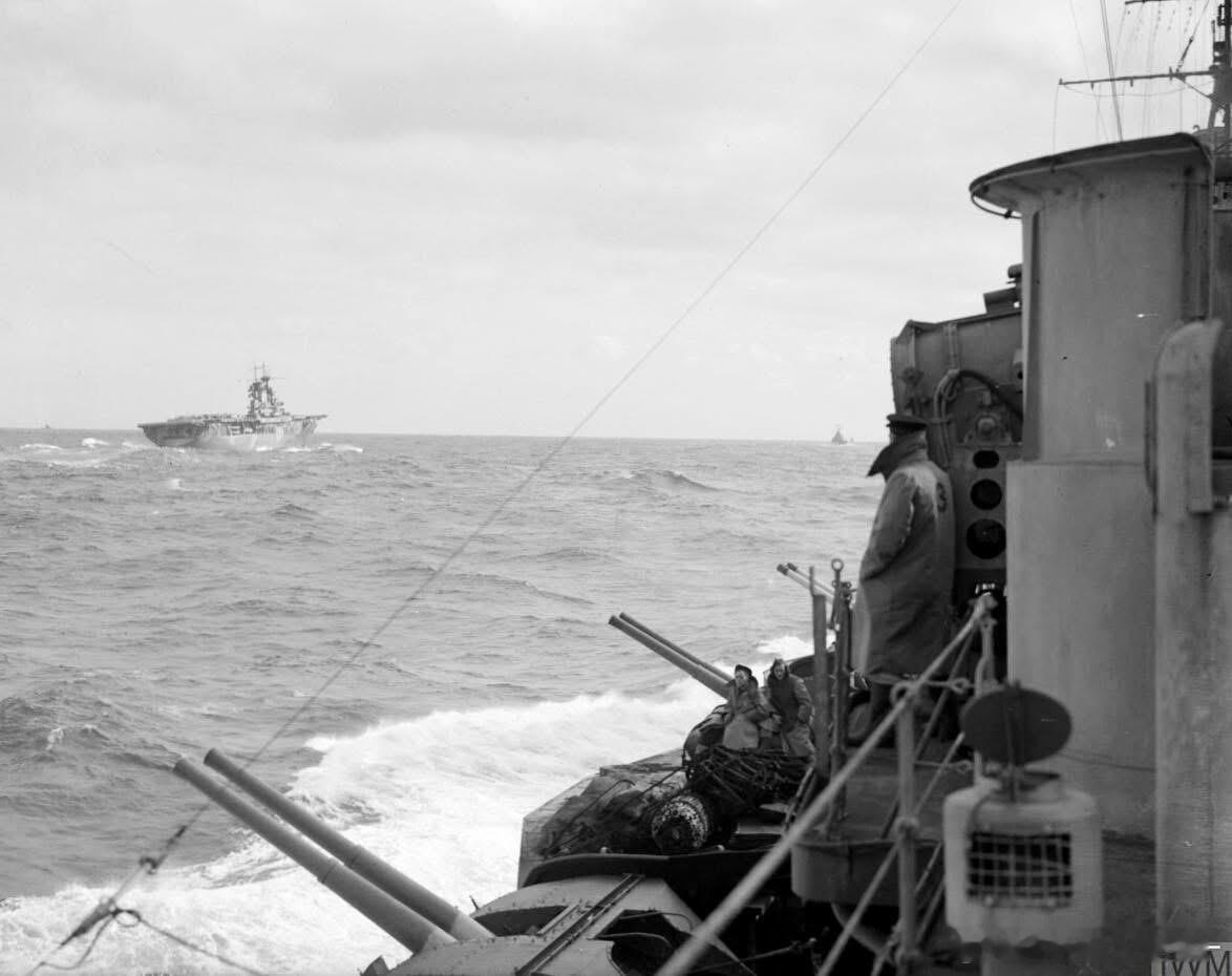 从爱丁堡号轻巡洋舰甲板拍摄的黄蜂号航母，摄于1942年4月3日前往斯卡帕湾的路上