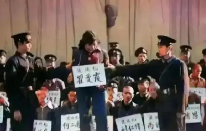 1983年，25岁的“女流氓”翟曼霞被带到了刑场，当法警举起步枪时，翟曼霞突然大