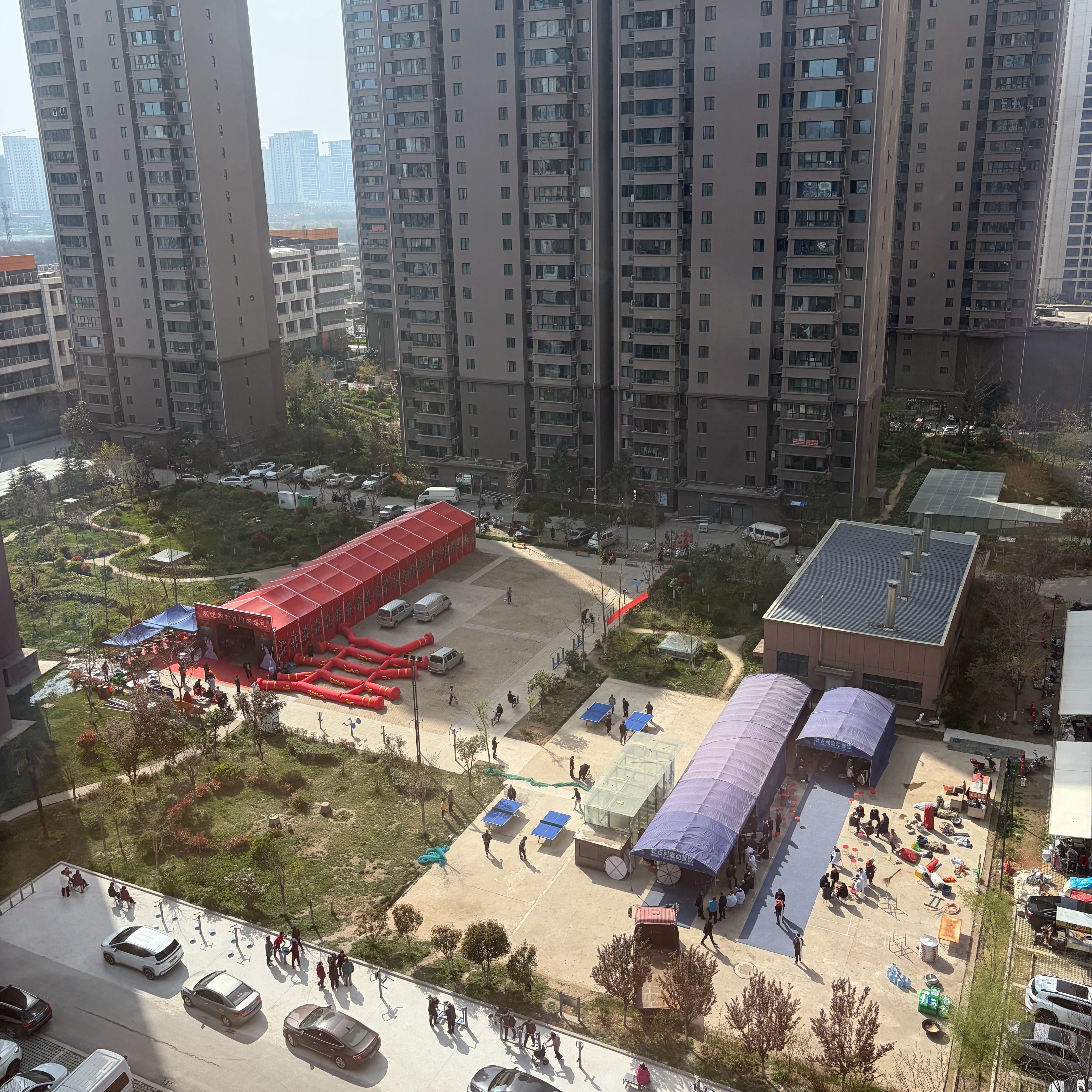 小区楼下红事白事同一天进行还是在同一个广场