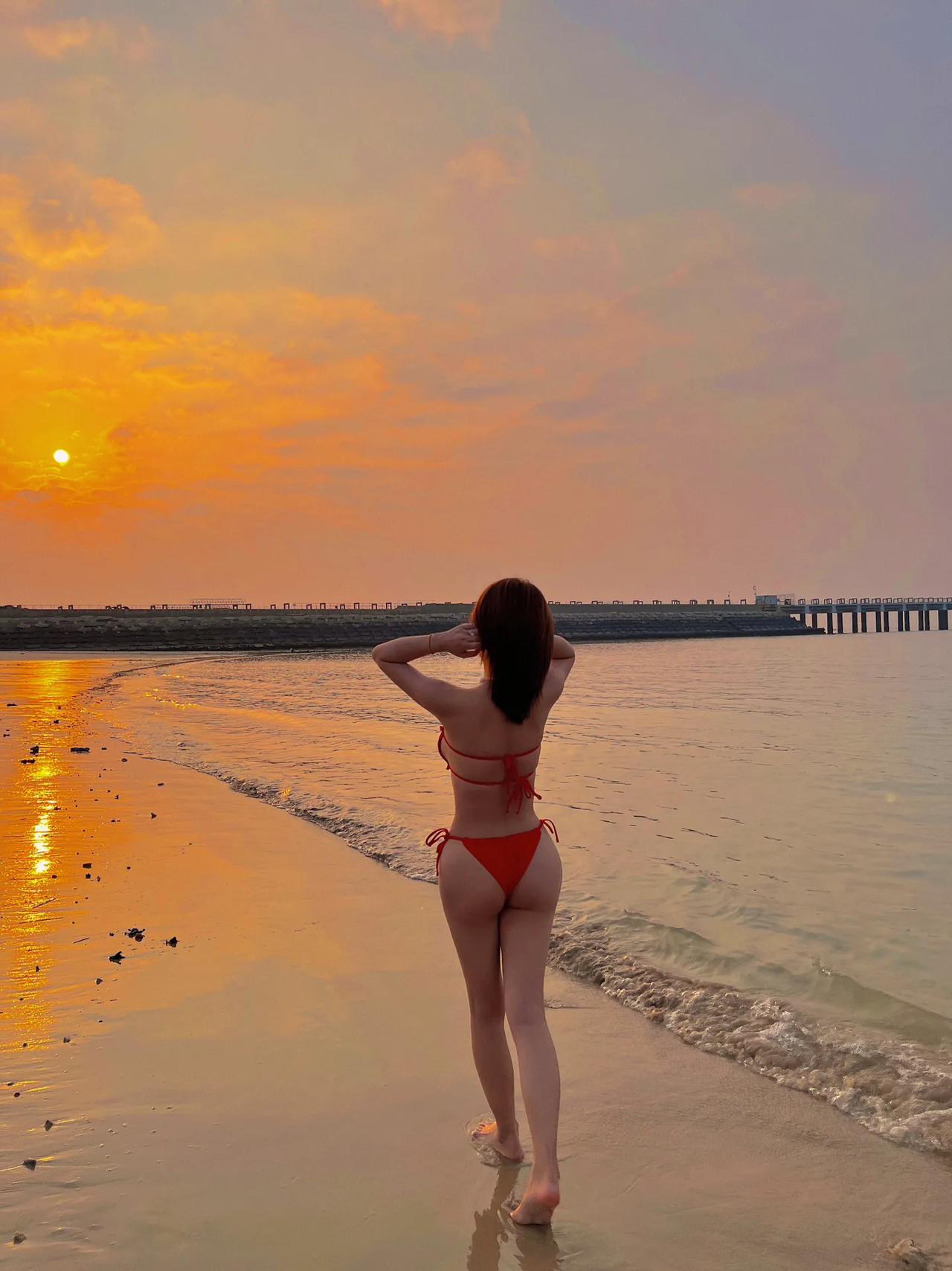 夕阳与红色泳衣绝配。接受与拥抱自己的性感在这壮丽的背景下共舞。
   