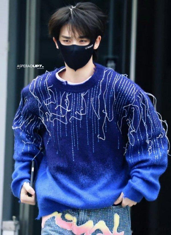 丁程鑫把星空穿在了身上救命！小丁一路小跑的样子好可爱，毛衣流苏晃得我眼睛都花了！