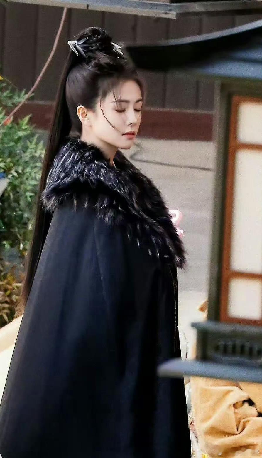 白鹿高马尾路透 白鹿《唐宫奇案》路透啦，高马尾造型又酷又飒。白鹿的角色值得期待，