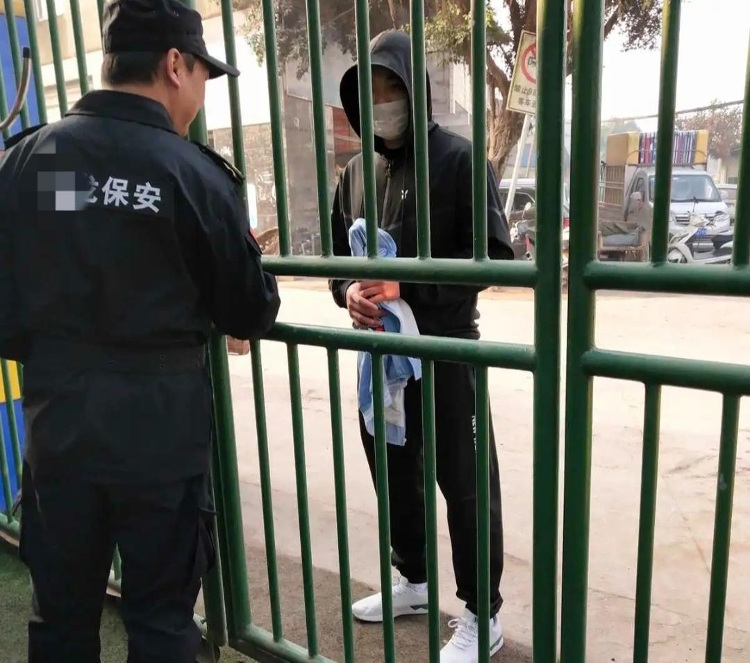 有些人不要再瞎折腾保安了，说实话很多老旧小区门口能站个保安就不错了，一个月就那两