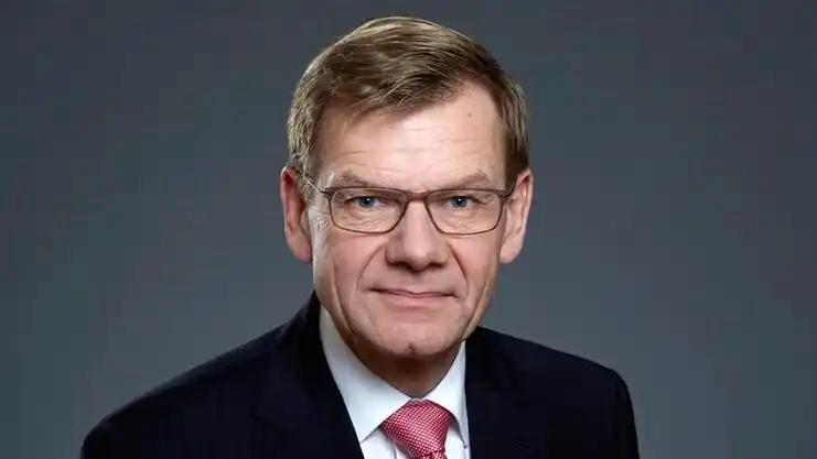 德国外长宁做“贱骨头”，也要在中美中间选边站

2月2日，德国外长瓦德富尔在新加