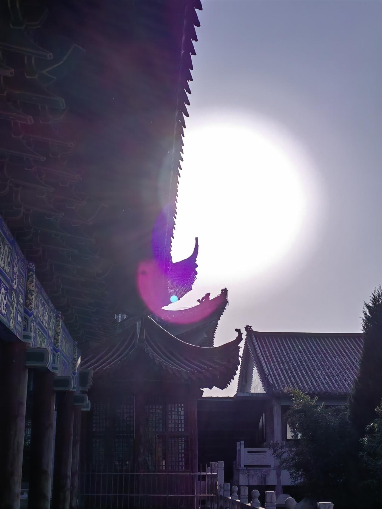 上联：晨钟鸣古寺，诚邀下联暮鼓诵梵音