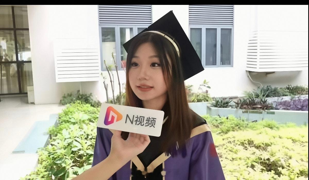 硕士毕业生，本硕七年均就读于深圳大学。林楷欣是深圳大学土木与交通工程学院 202