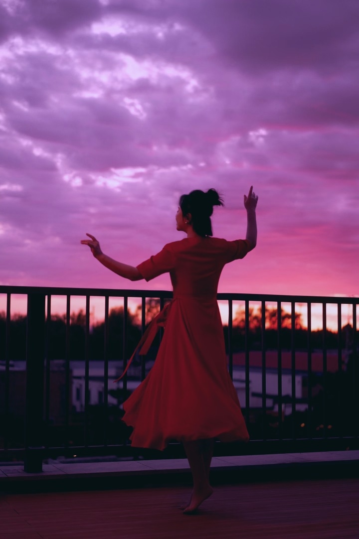 新年就要穿马丽红美貌品鉴中，但我更喜欢的马丽从容大气的样子，她好像天生就有一种妈