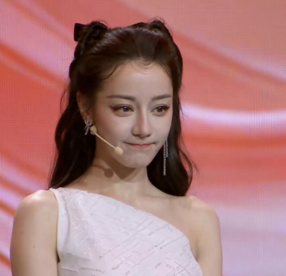迪丽热巴今日线下活动，随便一截就是一只小猫🐱 #迪丽热巴 白蝴蝶# ​​​