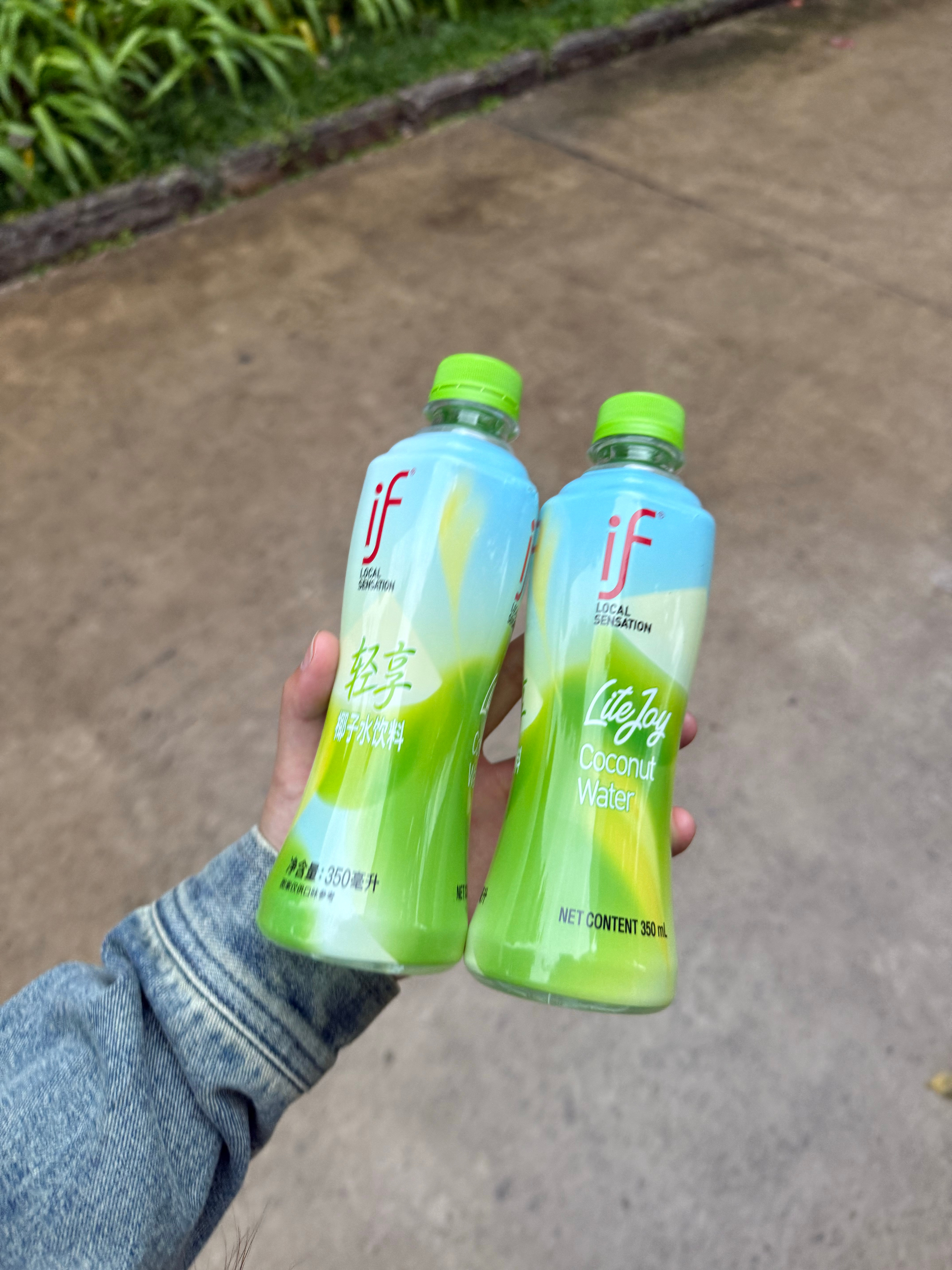 出门吃烧烤，给小伙伴带一瓶好喝的if 椰汁水 